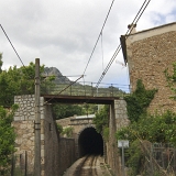 <div align="left"><font size="2"><br />Im Bereich der Stadt Sóller läuft die Strecke durch die Gärten. In Spanien kaum ein Problem ist der gelbe Schlauch, der die Gleise unterquert. Wenn das jemand in Deutschland wagen würde...<br /><br /> <div align="left"><font size="2"><br />Im Bereich der Stadt Sóller läuft die Strecke durch die Gärten. In Spanien kaum ein Problem ist der gelbe Schlauch, der die Gleise unterquert. Wenn das jemand in Deutschland wagen würde...<br /><br />